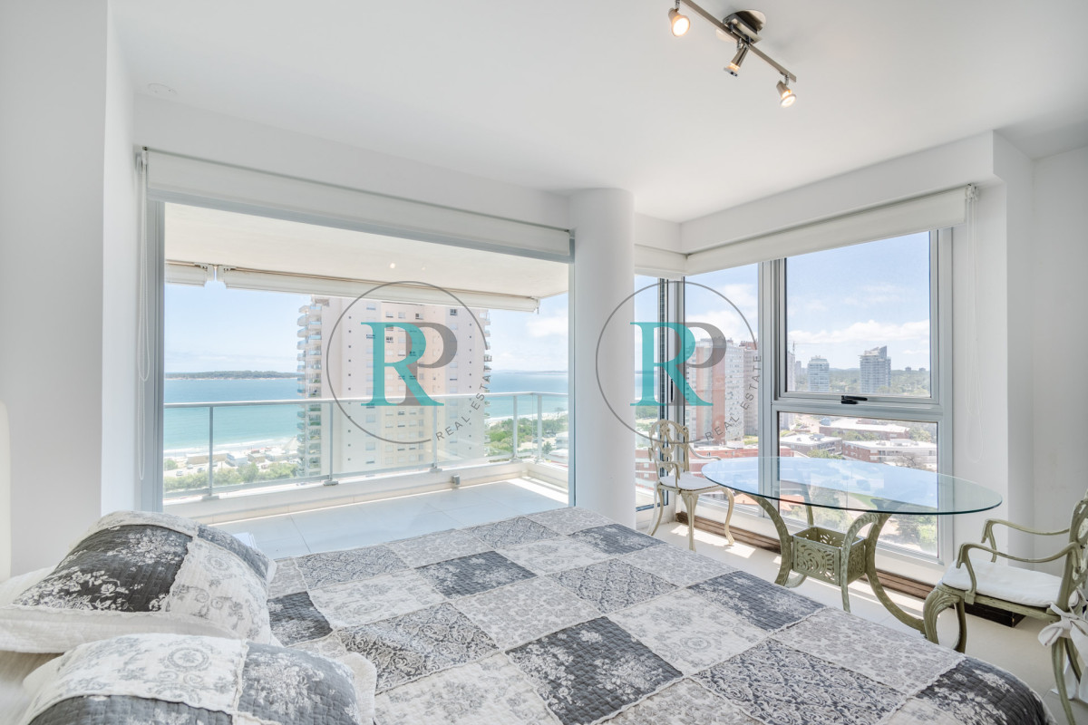 Apartamento ID.2320 - Venta de Excelente Apartamento de 3 Dormitorios con Vista al Mar, Playa Mansa, Punta del Este