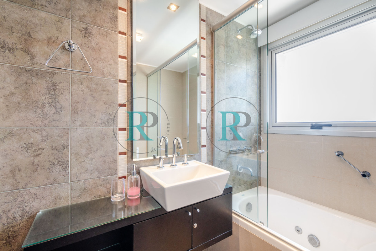 Apartamento ID.2320 - Venta de Excelente Apartamento de 3 Dormitorios con Vista al Mar, Playa Mansa, Punta del Este