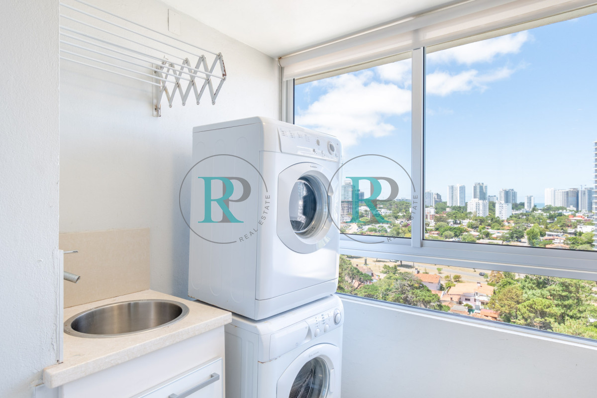 Apartamento ID.2320 - Venta de Excelente Apartamento de 3 Dormitorios con Vista al Mar, Playa Mansa, Punta del Este
