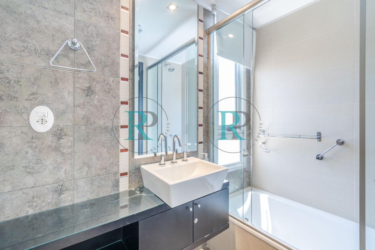 Apartamento ID.2320 - Venta de Excelente Apartamento de 3 Dormitorios con Vista al Mar, Playa Mansa, Punta del Este