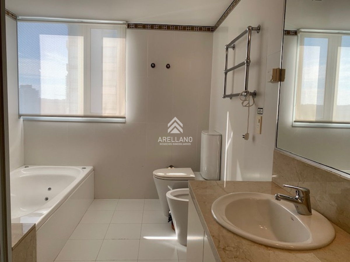 Apartamento ID.5429 - Venta y alquiler temporario de apartamento de 3 dormitorios mas dependencia de servicio en Playa Brava