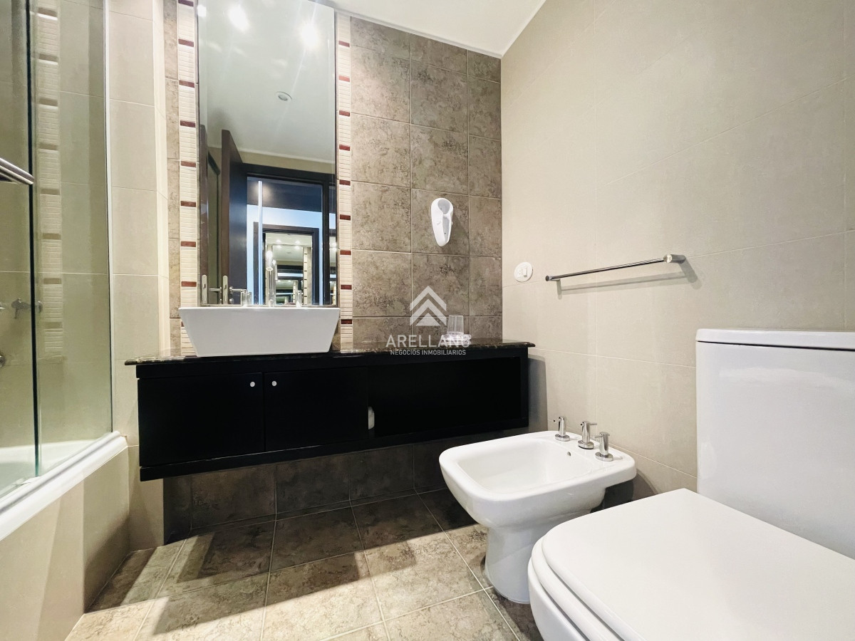 Apartamento ID.3801 - Alquiler Apartamento con Vista al Mar de 2 Dormitorios a Una Cuadra de la Playa, Punta del Este