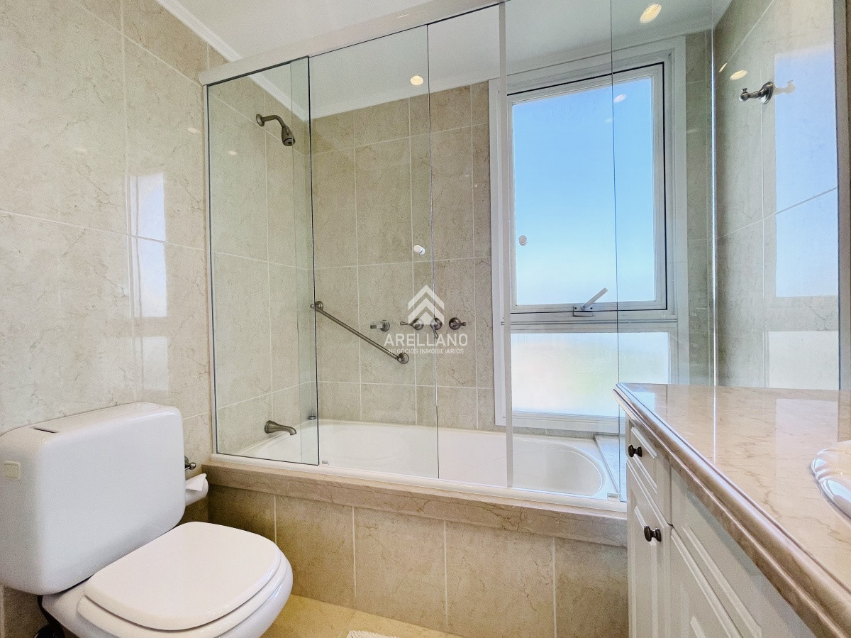 Apartamento ID.4555 - Venta apartamento 3 dormitorios más dependencia de servicio, Playa Mansa, Punta del Este