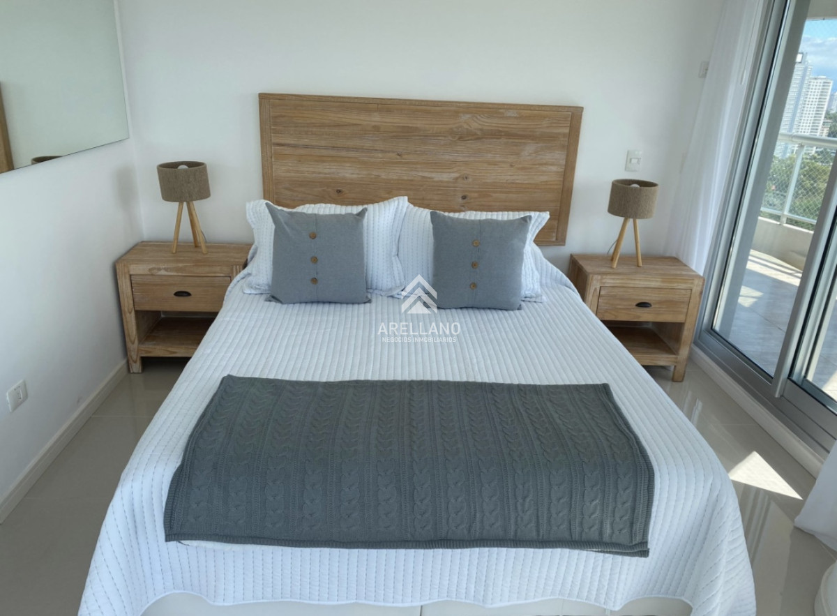 Apartamento ID.5532 - Venta apartamento piso alto de 2 dormitorios más servicio en playa brava 