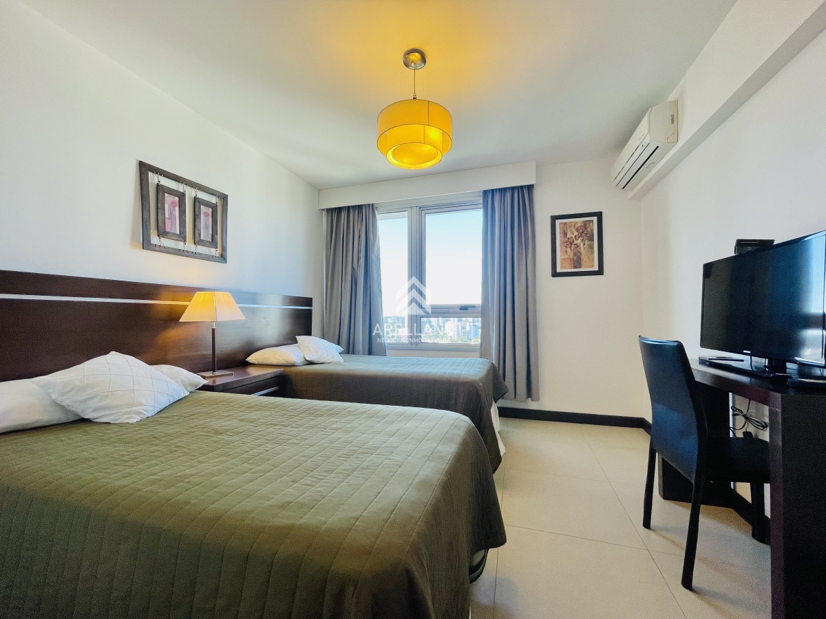 Apartamento ID.3801 - Alquiler Apartamento con Vista al Mar de 2 Dormitorios a Una Cuadra de la Playa, Punta del Este