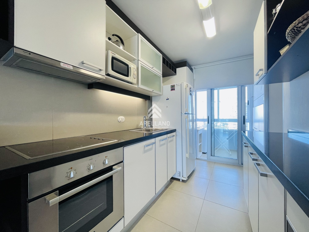 Apartamento ID.3801 - Alquiler Apartamento con Vista al Mar de 2 Dormitorios a Una Cuadra de la Playa, Punta del Este