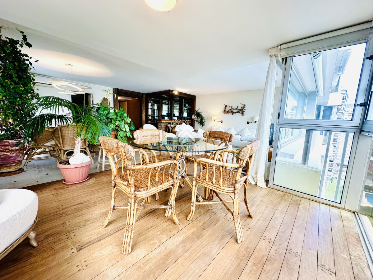 Apartamento ID.4554 - Venta apartamento 3 dormitorios más dependencia sobre primera fila de Playa Mansa, Punta del Este