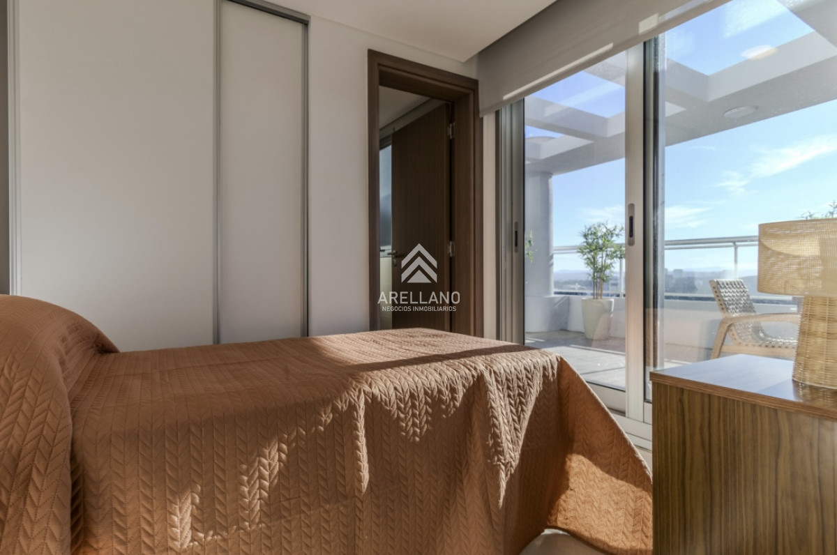 Apartamento ID.5179 - Moderno Penthouse con Vista al Mar, en Playa Brava, 3 Dormitorios con Parrillero y Dependencia de servicio