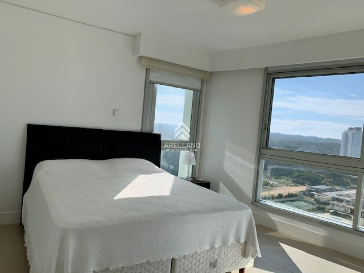 Apartamento ID.5429 - Venta y alquiler temporario de apartamento de 3 dormitorios mas dependencia de servicio en Playa Brava