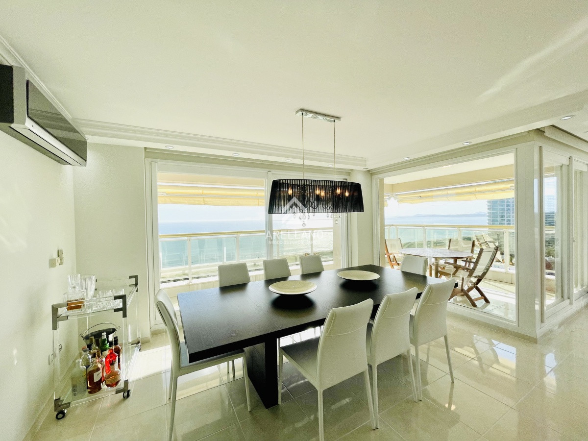 Apartamento ID.4555 - Venta apartamento 3 dormitorios más dependencia de servicio, Playa Mansa, Punta del Este