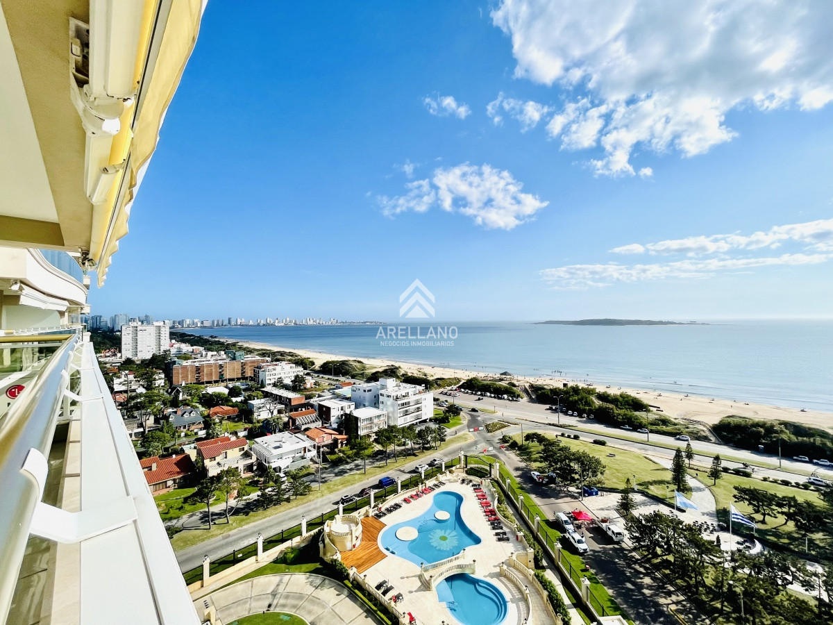 Apartamento ID.4555 - Venta apartamento 3 dormitorios más dependencia de servicio, Playa Mansa, Punta del Este
