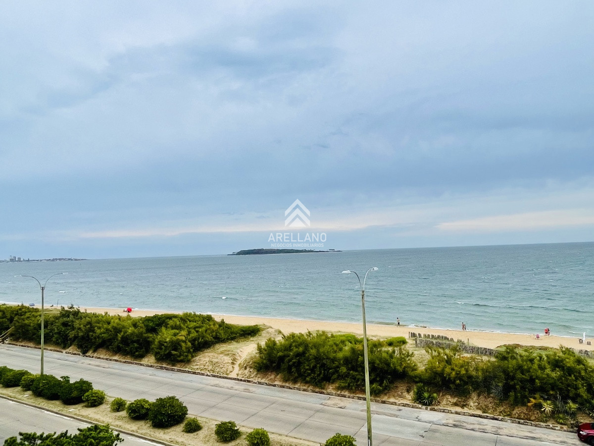 Apartamento ID.5570 - Venta Apartamento de 3 Dormitorios y Parrillero Frente al Mar, Playa Mansa