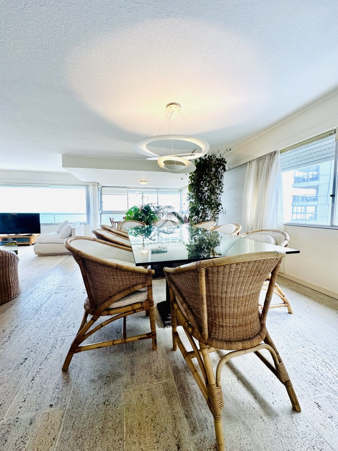 Apartamento ID.4554 - Venta apartamento 3 dormitorios más dependencia sobre primera fila de Playa Mansa, Punta del Este
