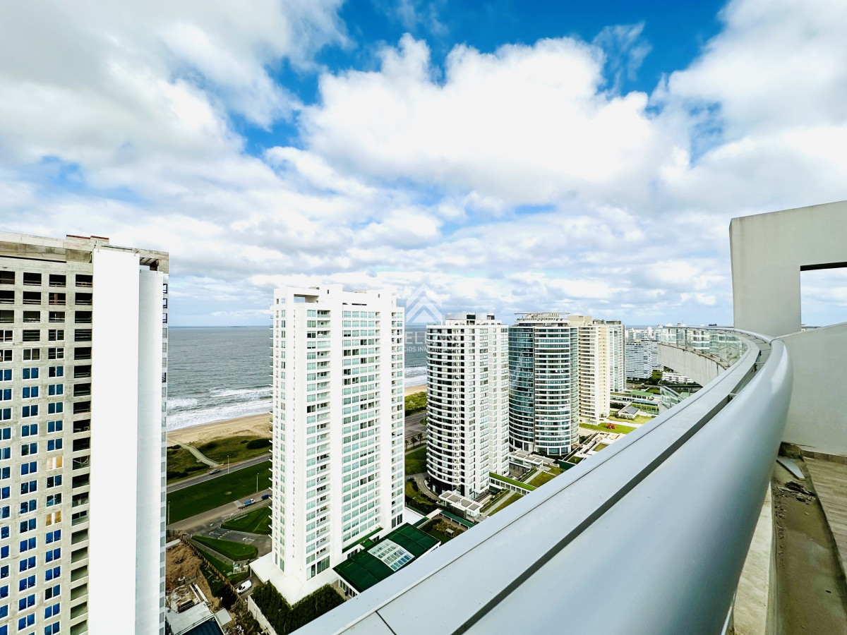 Apartamento ID.5668 - Venta de amplio penthouse 4 dormitorios más dependencia de servicio en torre premiun de Playa Brava, Punta del Este
