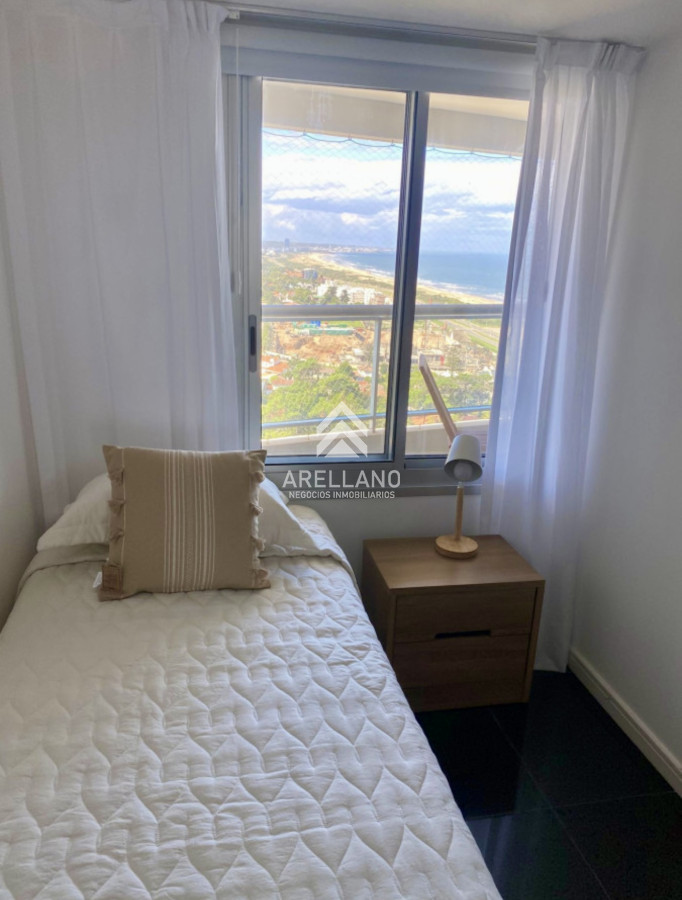 Apartamento ID.5532 - Venta apartamento piso alto de 2 dormitorios más servicio en playa brava 