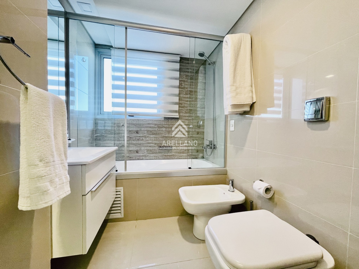 Apartamento ID.3952 - Venta Apartamento de 3 Dormitorios y Dependencia, con Parrillero y Vista al Mar en Playa Brava, Punta del Este 