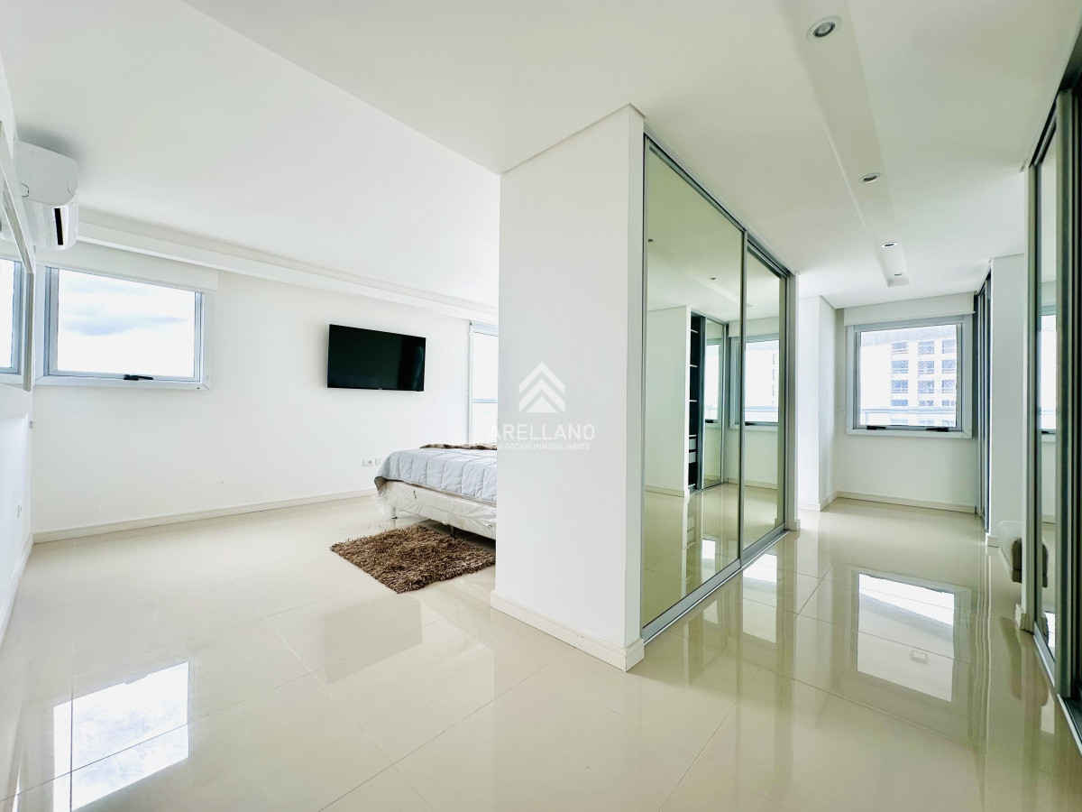 Apartamento ID.5668 - Venta de amplio penthouse 4 dormitorios más dependencia de servicio en torre premiun de Playa Brava, Punta del Este