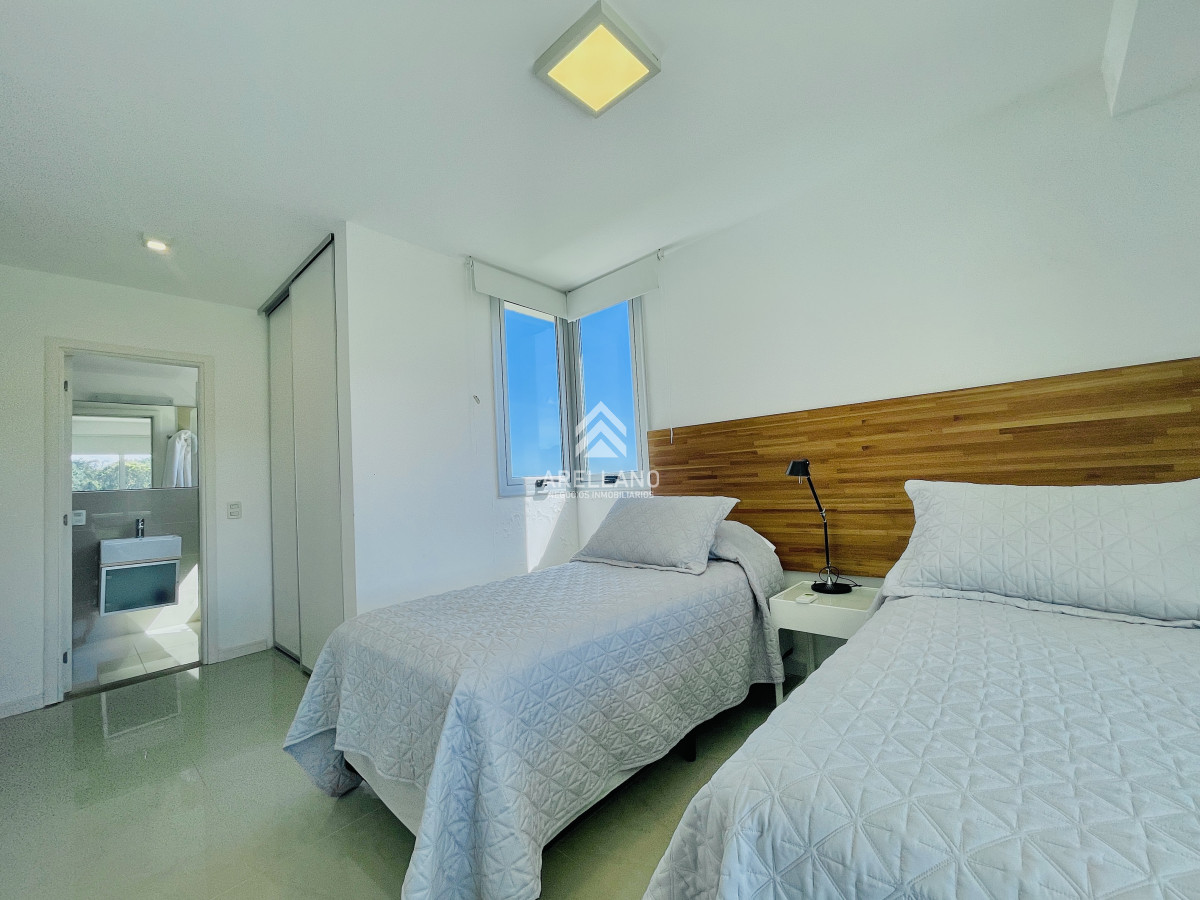 Apartamento ID.5666 - Penthouse de 3 Dormitorios en Primera Línea del Mar, Playa Brava Punta del Este