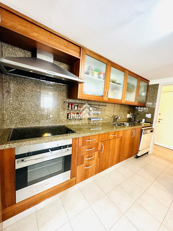 Apartamento ID.4554 - Venta apartamento 3 dormitorios más dependencia sobre primera fila de Playa Mansa, Punta del Este