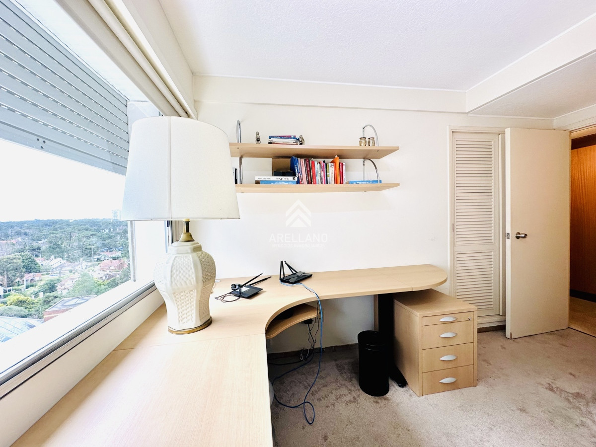 Apartamento ID.4554 - Venta apartamento 3 dormitorios más dependencia sobre primera fila de Playa Mansa, Punta del Este