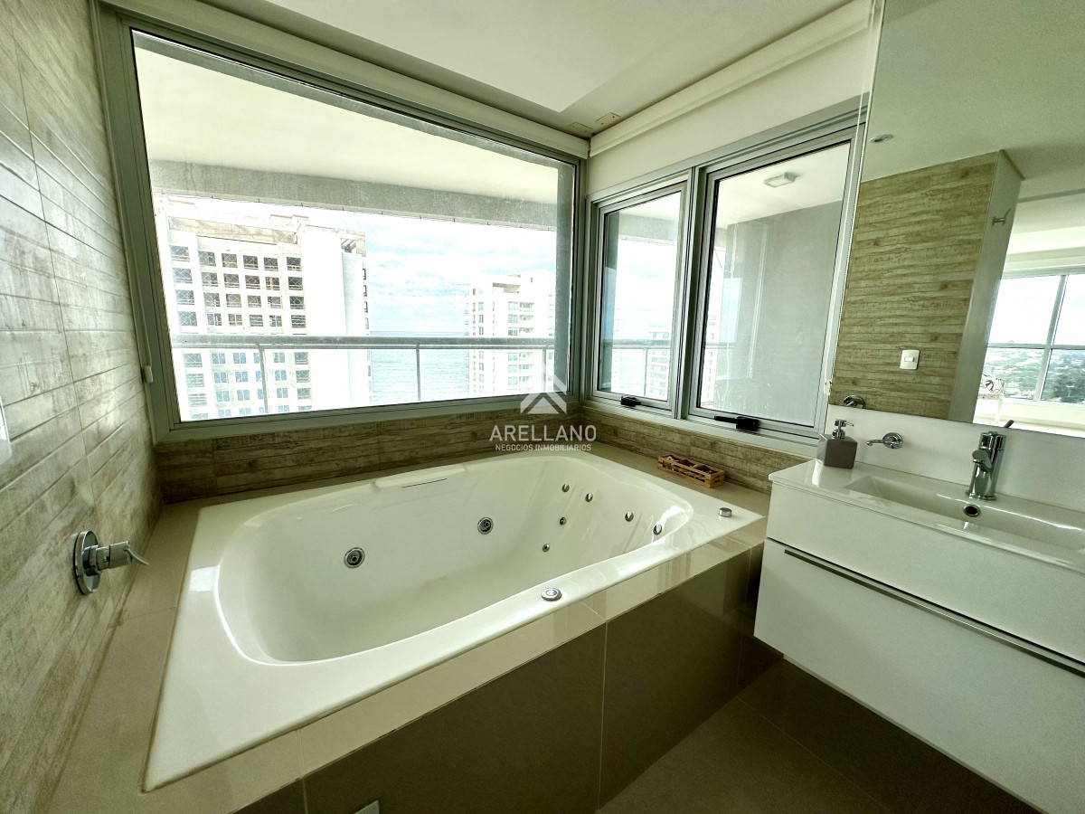 Apartamento ID.5668 - Venta de amplio penthouse 4 dormitorios más dependencia de servicio en torre premiun de Playa Brava, Punta del Este