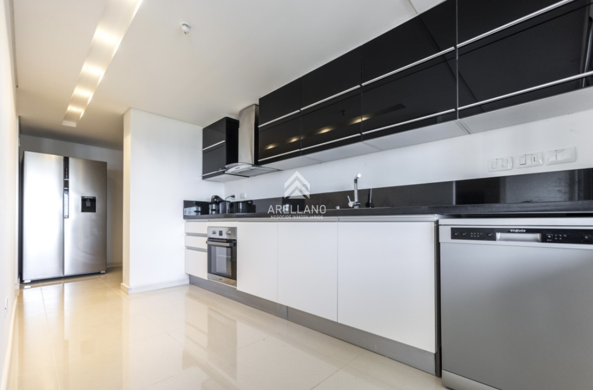 Apartamento ID.5179 - Moderno Penthouse con Vista al Mar, en Playa Brava, 3 Dormitorios con Parrillero y Dependencia de servicio