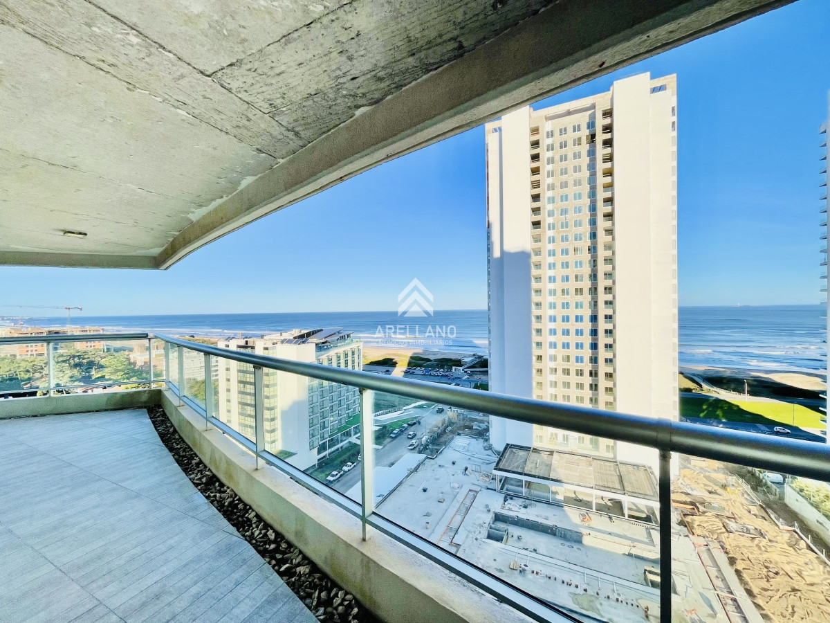 Apartamento ID.3951 - Venta Apartamento piso alto con Vista de 3 Dormitorios y Parrillero en Playa Brava, Punta del Este 