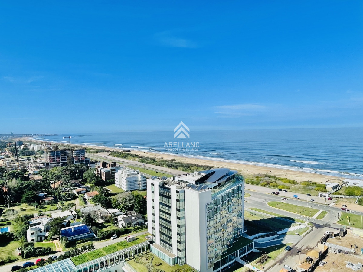Apartamento ID.3996 - Venta Apartamento con Vista al Mar de 3 Dormitorios y Dependencia + Parrillero en Playa Brava, Punta del Este 