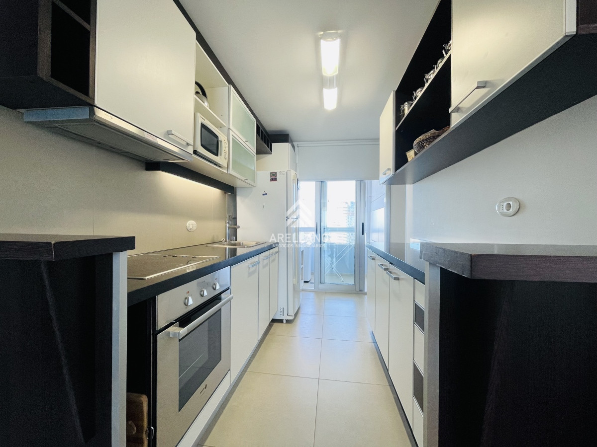 Apartamento ID.3801 - Alquiler Apartamento con Vista al Mar de 2 Dormitorios a Una Cuadra de la Playa, Punta del Este