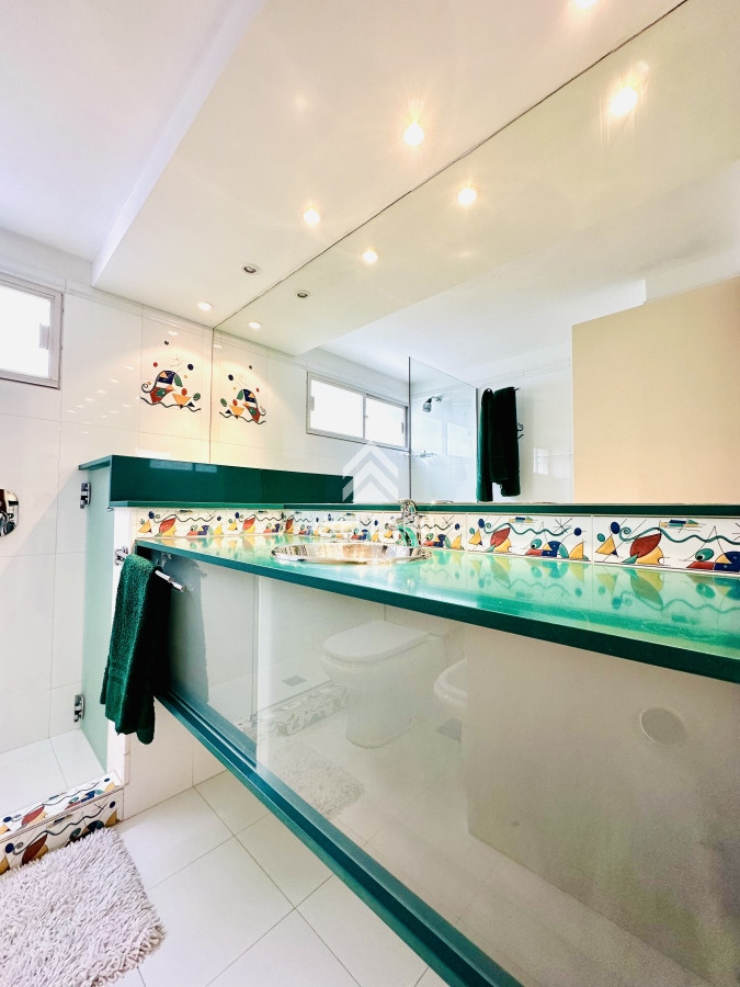 Apartamento ID.4554 - Venta apartamento 3 dormitorios más dependencia sobre primera fila de Playa Mansa, Punta del Este