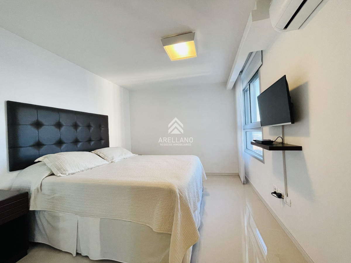 Apartamento ID.3952 - Venta Apartamento de 3 Dormitorios y Dependencia, con Parrillero y Vista al Mar en Playa Brava, Punta del Este 