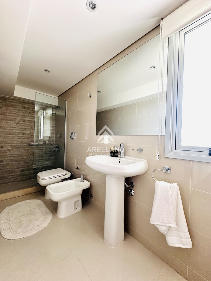 Apartamento ID.5668 - Venta de amplio penthouse 4 dormitorios más dependencia de servicio en torre premiun de Playa Brava, Punta del Este