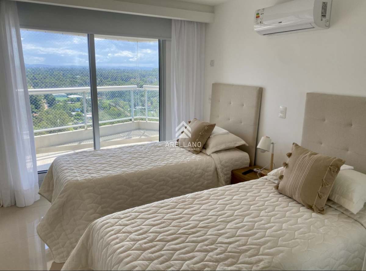 Apartamento ID.5532 - Venta apartamento piso alto de 2 dormitorios más servicio en playa brava 