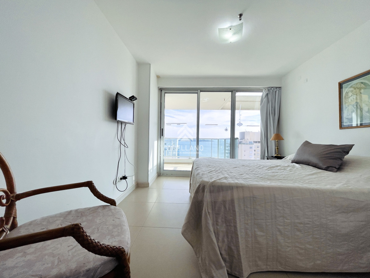 Apartamento ID.5012 - Apartamento de 2 Dormitorios, Vista al Mar y Parrillero en Playa Mansa, Venta