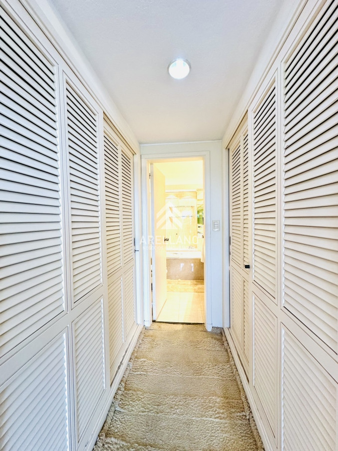 Apartamento ID.4554 - Venta apartamento 3 dormitorios más dependencia sobre primera fila de Playa Mansa, Punta del Este