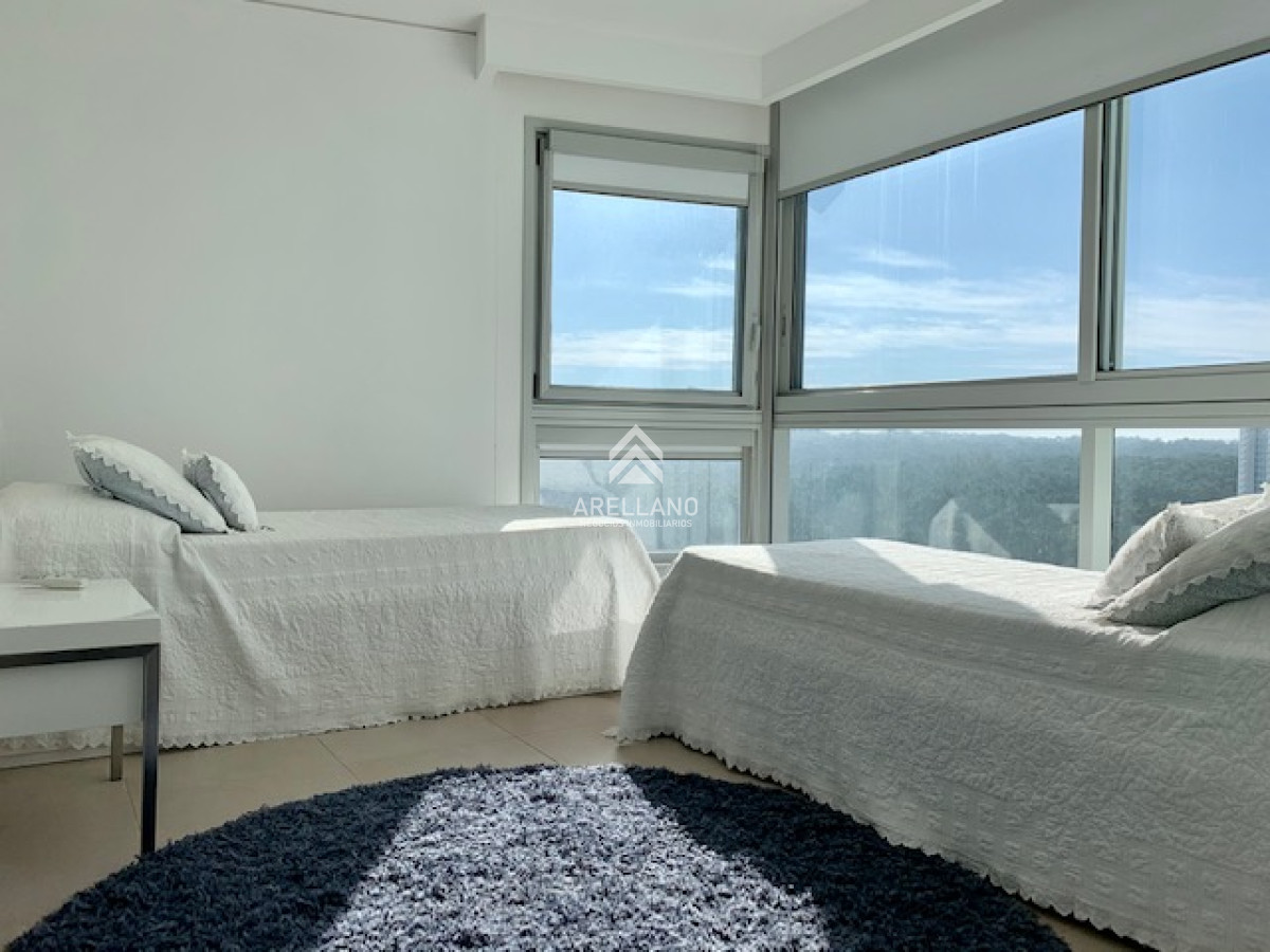 Apartamento ID.5429 - Venta y alquiler temporario de apartamento de 3 dormitorios mas dependencia de servicio en Playa Brava