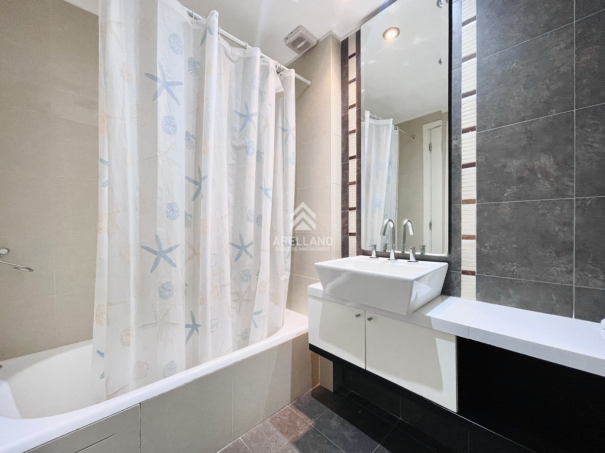 Apartamento ID.5012 - Apartamento de 2 Dormitorios, Vista al Mar y Parrillero en Playa Mansa, Venta