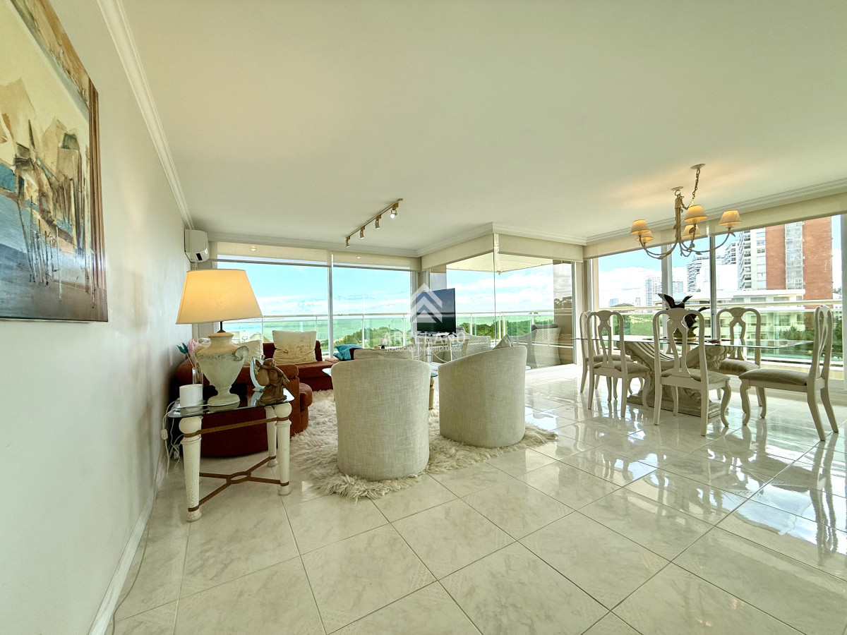 Apartamento ID.5736 - Alquiler temporario apartamento esquinero 3 dormitorios más dependencia de servicio sobre Playa Mansa, Punta del Este