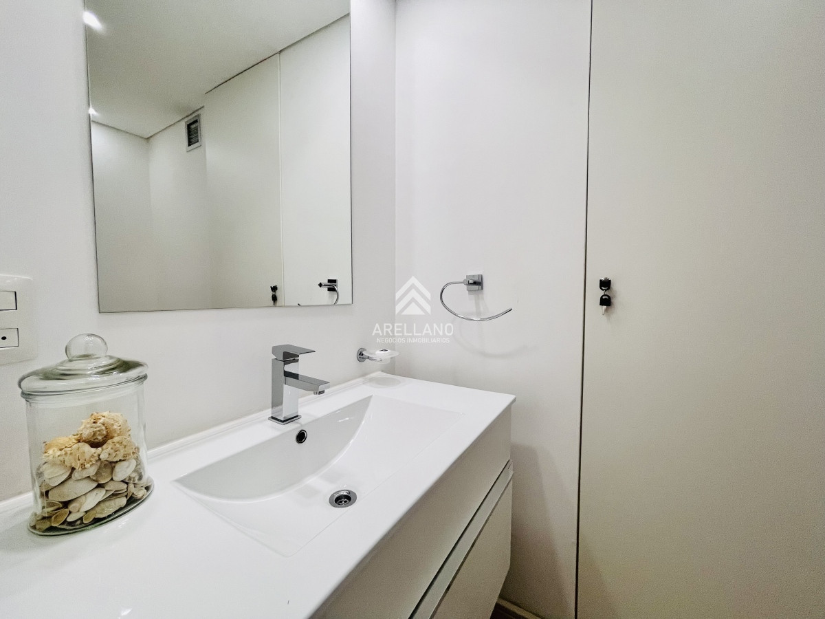 Apartamento ID.3951 - Venta Apartamento piso alto con Vista de 3 Dormitorios y Parrillero en Playa Brava, Punta del Este 