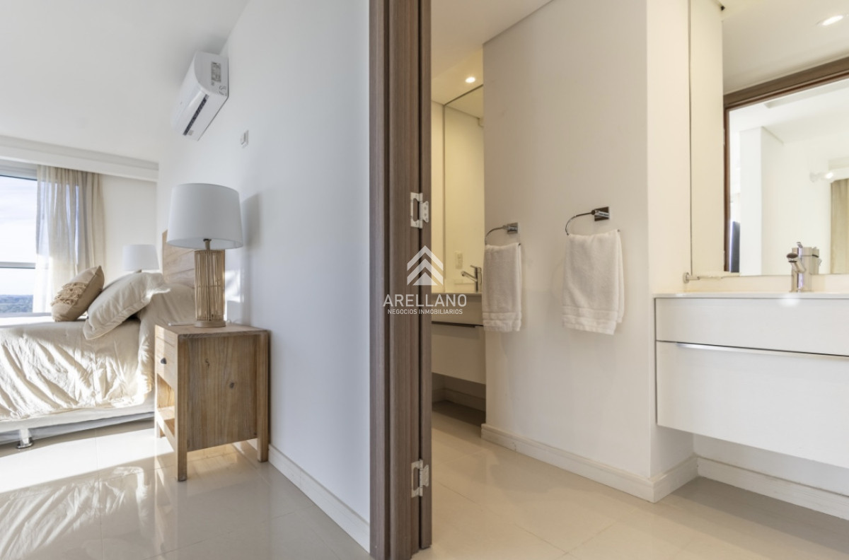 Apartamento ID.5179 - Moderno Penthouse con Vista al Mar, en Playa Brava, 3 Dormitorios con Parrillero y Dependencia de servicio