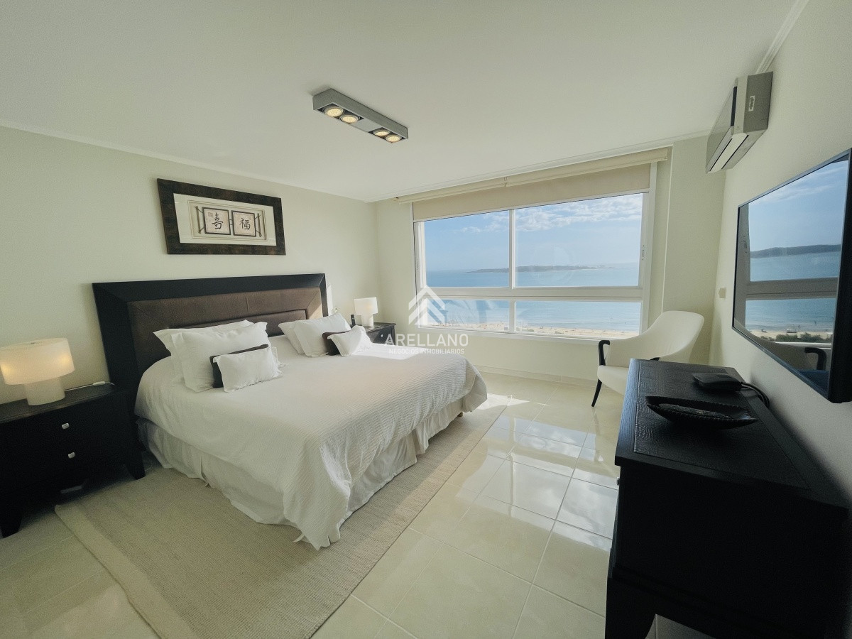 Apartamento ID.4555 - Venta apartamento 3 dormitorios más dependencia de servicio, Playa Mansa, Punta del Este