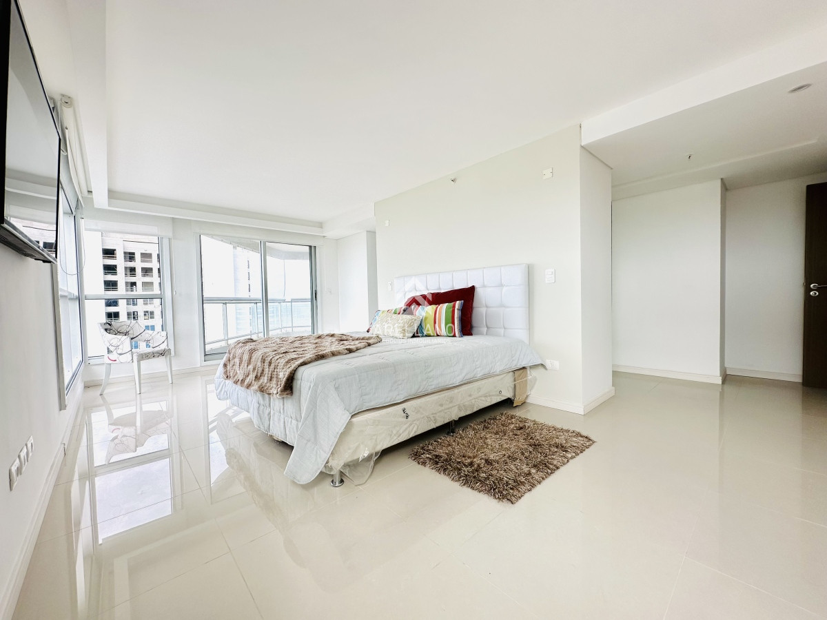 Apartamento ID.5668 - Venta de amplio penthouse 4 dormitorios más dependencia de servicio en torre premiun de Playa Brava, Punta del Este