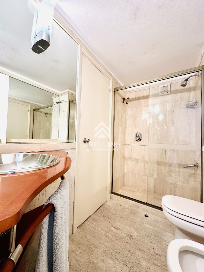 Apartamento ID.4554 - Venta apartamento 3 dormitorios más dependencia sobre primera fila de Playa Mansa, Punta del Este