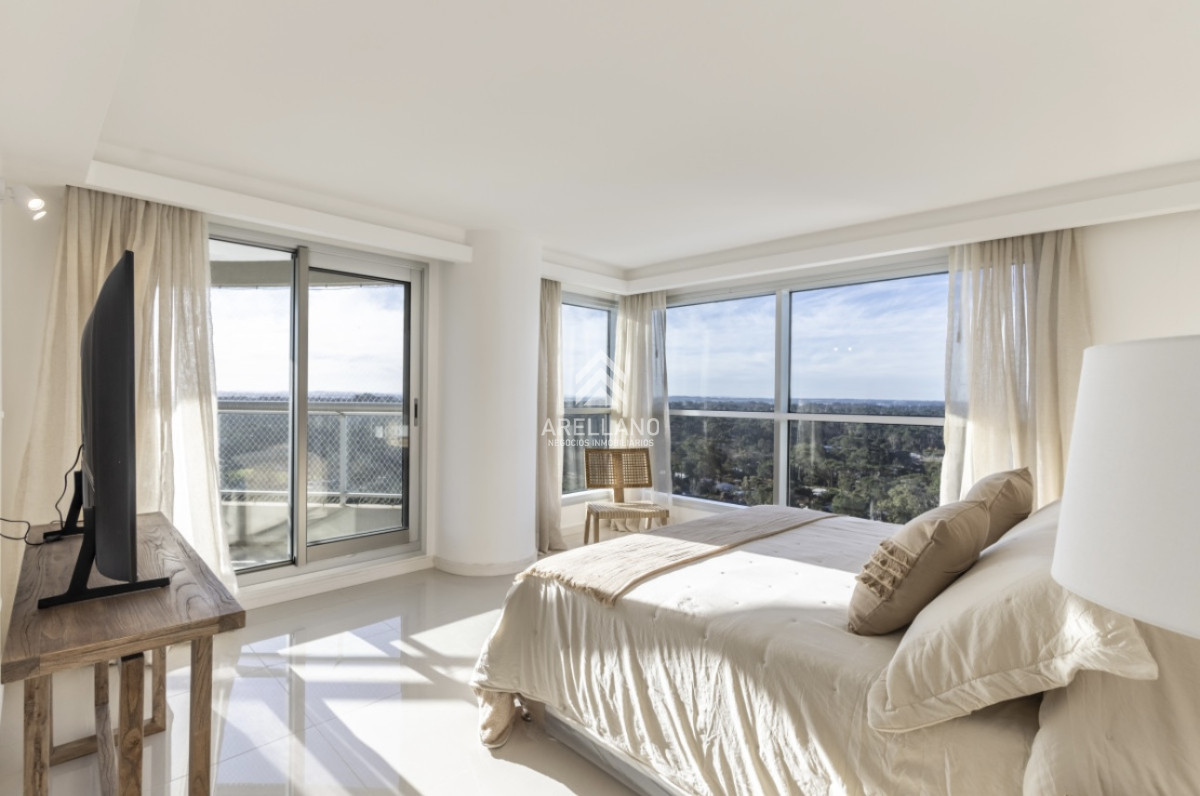 Apartamento ID.5179 - Moderno Penthouse con Vista al Mar, en Playa Brava, 3 Dormitorios con Parrillero y Dependencia de servicio