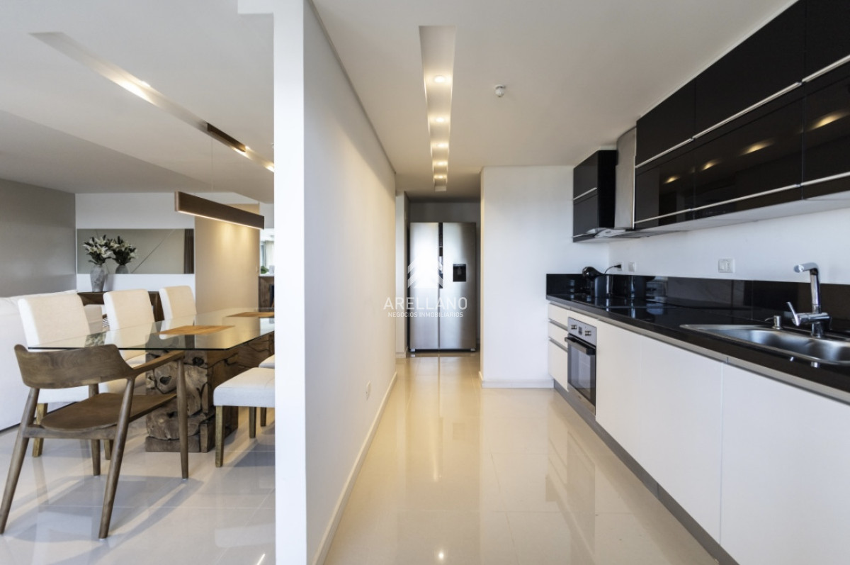 Apartamento ID.5179 - Moderno Penthouse con Vista al Mar, en Playa Brava, 3 Dormitorios con Parrillero y Dependencia de servicio