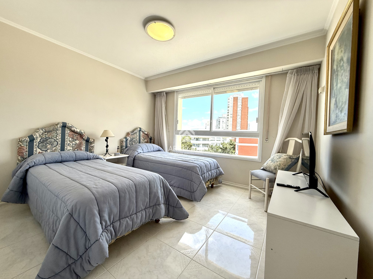 Apartamento ID.5736 - Alquiler temporario apartamento esquinero 3 dormitorios más dependencia de servicio sobre Playa Mansa, Punta del Este
