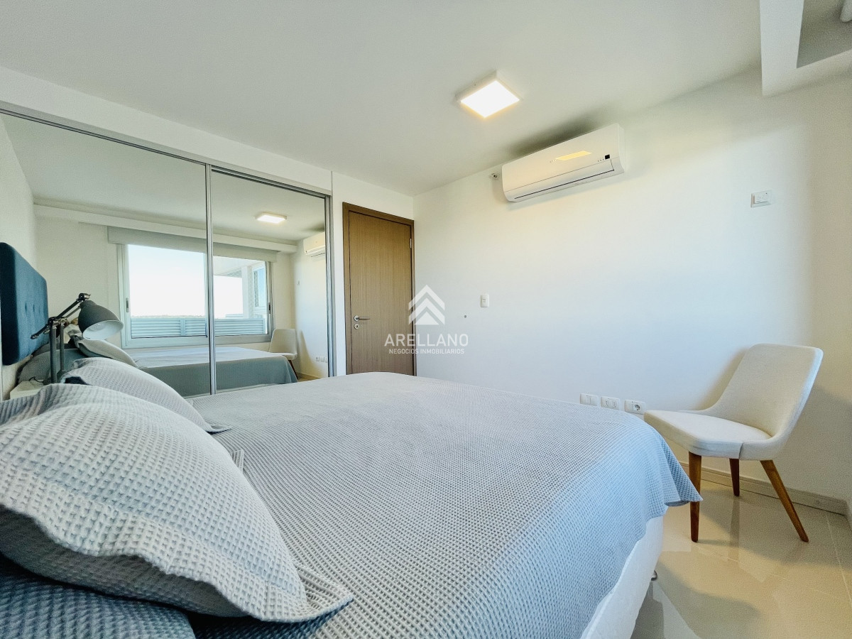 Apartamento ID.3951 - Venta Apartamento piso alto con Vista de 3 Dormitorios y Parrillero en Playa Brava, Punta del Este 