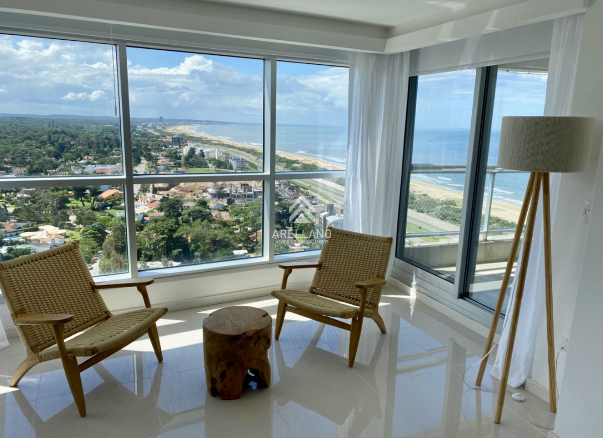 Apartamento ID.5532 - Venta apartamento piso alto de 2 dormitorios más servicio en playa brava 