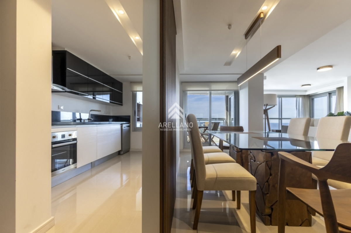 Apartamento ID.5179 - Moderno Penthouse con Vista al Mar, en Playa Brava, 3 Dormitorios con Parrillero y Dependencia de servicio
