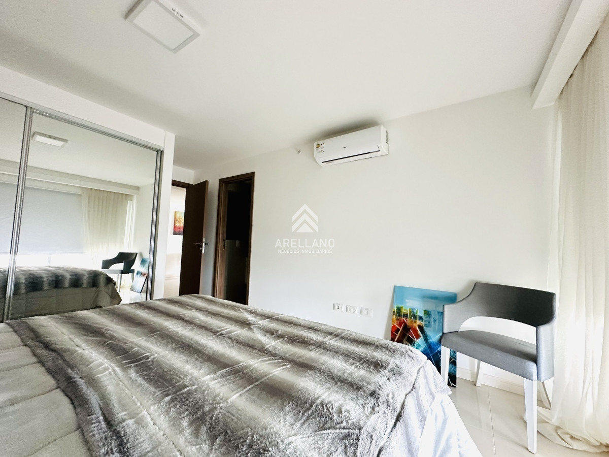 Apartamento ID.5668 - Venta de amplio penthouse 4 dormitorios más dependencia de servicio en torre premiun de Playa Brava, Punta del Este